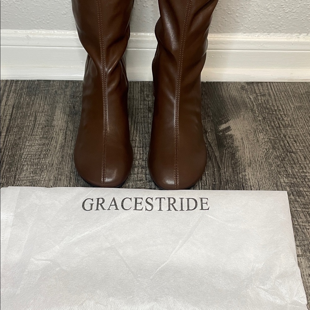 Chic Brown Heeled Women's Boots - Picture 2 of 6